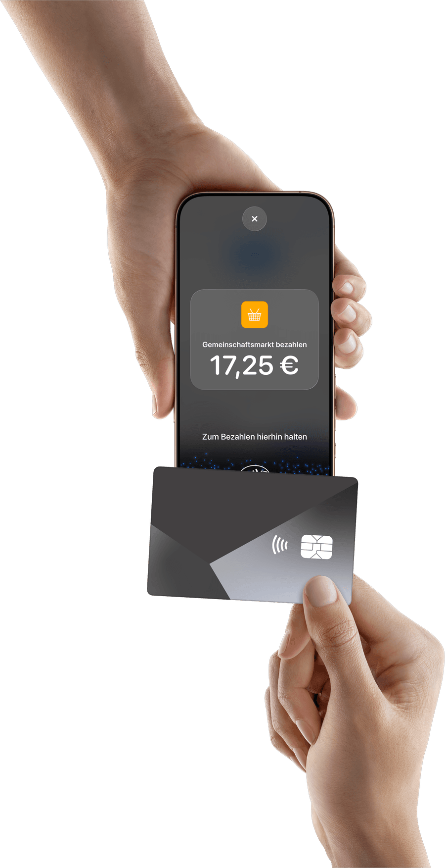 Eine Hand hält ein iPhone mit dem Bildschirm „Gemeinschaftsmarkt bezahlen, 17,25 €“, eine zweite Hand hält eine Karte an die Oberkante
